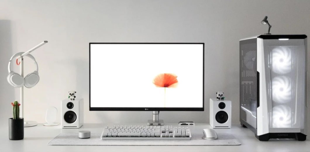 3 Minimalist Desk Setups image